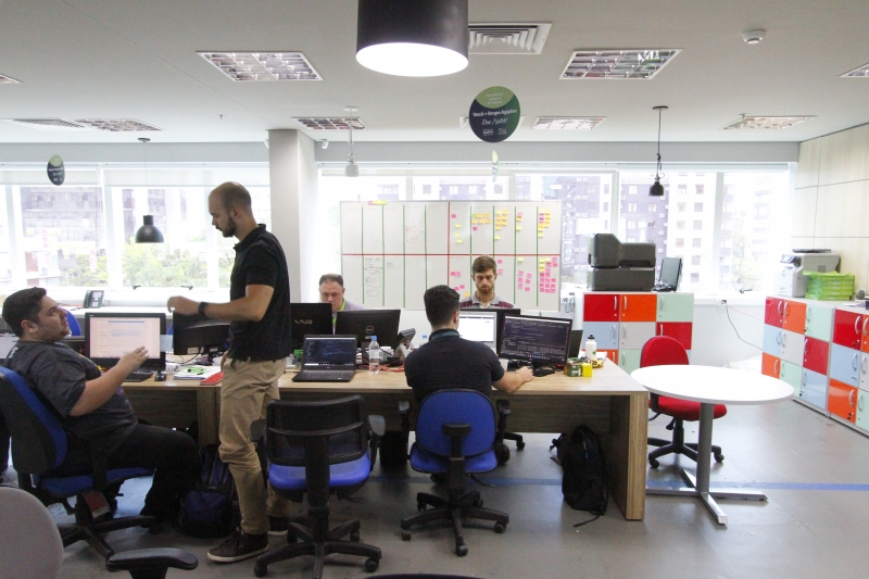 Contamos a hist&oacute;ria das mudan&ccedil;as que est&atilde;o ocorrendo dentro do AgiBank, em Porto Alegre, entre outras Foto: CLAITON DORNELLES /JC