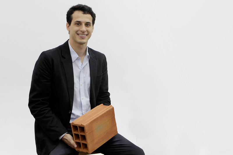 Mateus encontrou uma forma de inovar e reduzir custos com a pe&ccedil;a Foto: Marco Quintana/JC