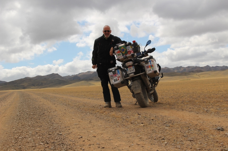 Ricardo conta os detalhes dos cinco meses a bordo de sua moto pelo mundo no livro Tempo em equilíbrio Foto: RICARDO LUGRIS/ARQUIVO PESSOAL/DIVULGAÇÃO/JC