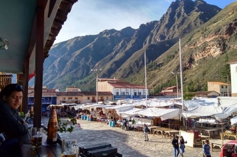 Paisagem de Pisac, no Peru, com tendas de produtos locais
