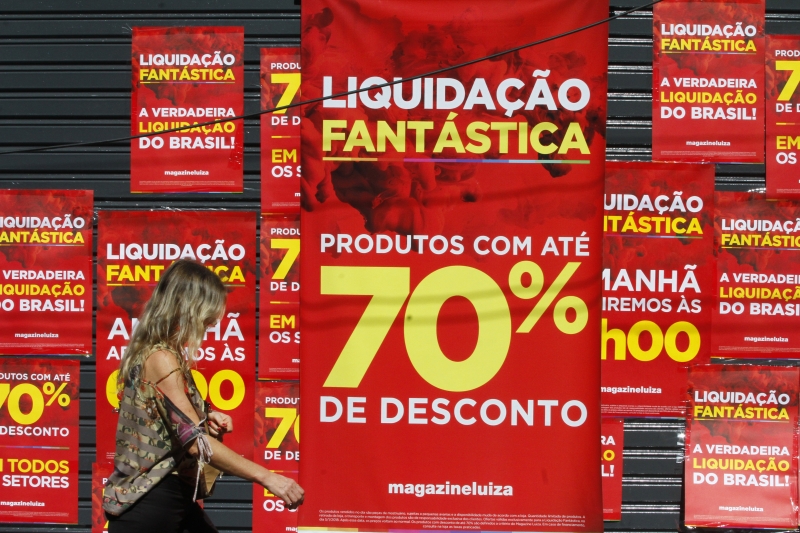 Época de liquidações amplia a busca por profissionais no varejo