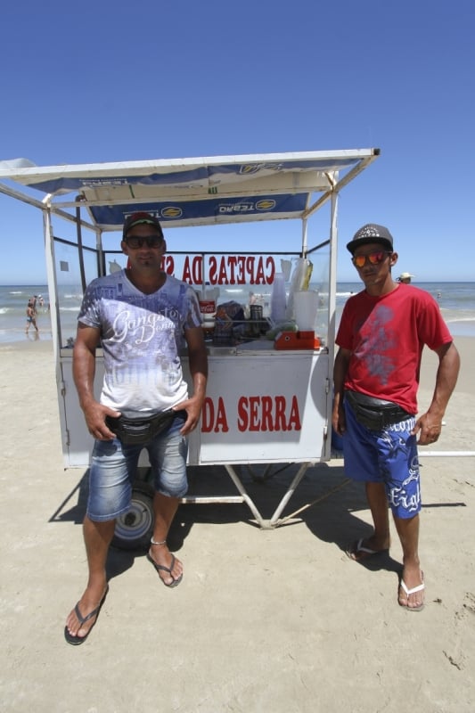 Rafael Borges e Adnaldo Gomes: "argentinos são os que mais compram"  Foto: LUIZA PRADO/JC