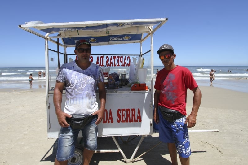 Rafael Borges e Adnaldo Gomes: "argentinos s&atilde;o os que mais compram"  Foto: LUIZA PRADO/JC