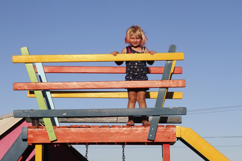 A pequena curte os brinquedos que seus pais e av&oacute;s fabricam Foto: LUIZA PRADO/JC