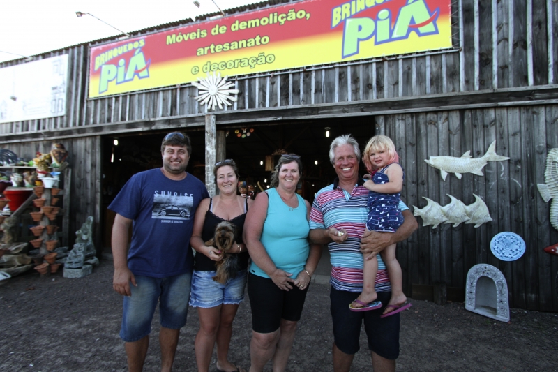 Cl&atilde; unido: &Eacute;dio, Paula, Regina, Alberto e a pequena Maria Carolina Mallmann Foto: LUIZA PRADO/JC