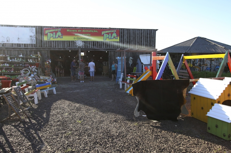 Gera&ccedil;&atilde;oE no Litoral. Nas fotos: Brinquedos Pi&aacute; Foto: LUIZA PRADO/JC
