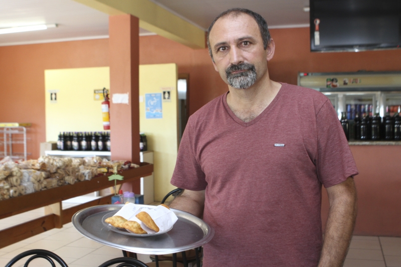 Djalma, da Pastelaria Litoral, na RS-030, assumiu o neg�cio h� seis anos