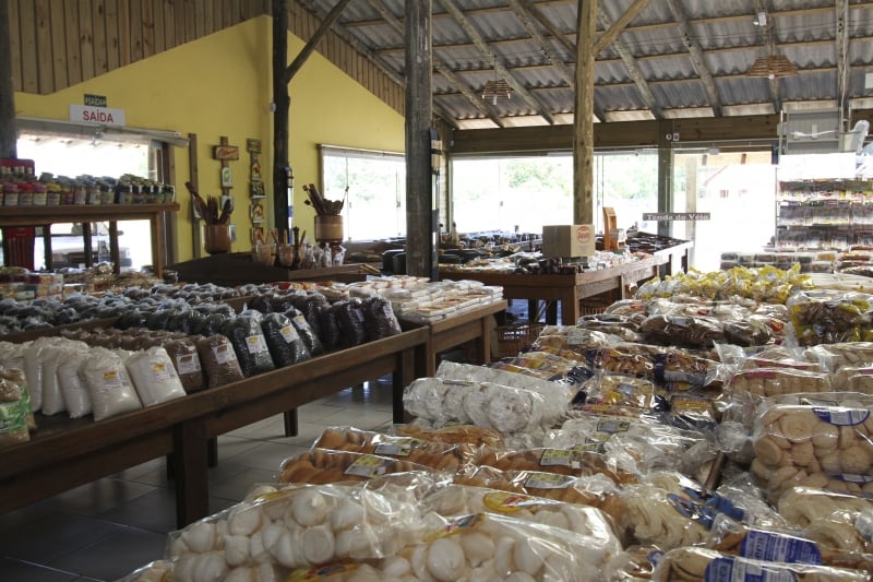 Produtos coloniais, de v&aacute;rias cidades do Estado, s&atilde;o vendidos no local Foto: LUIZA PRADO/JC