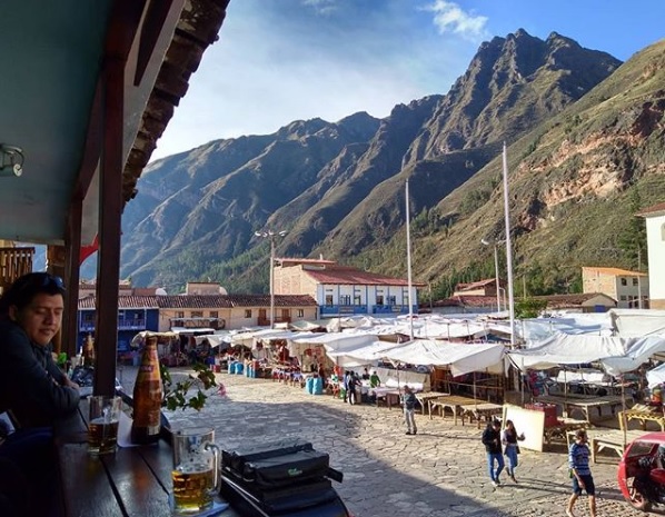 Paisagem de Pisac, no Peru, com tendas de produtos locais Foto: ROBERTA FOFONKA/ESPECIAL/JC