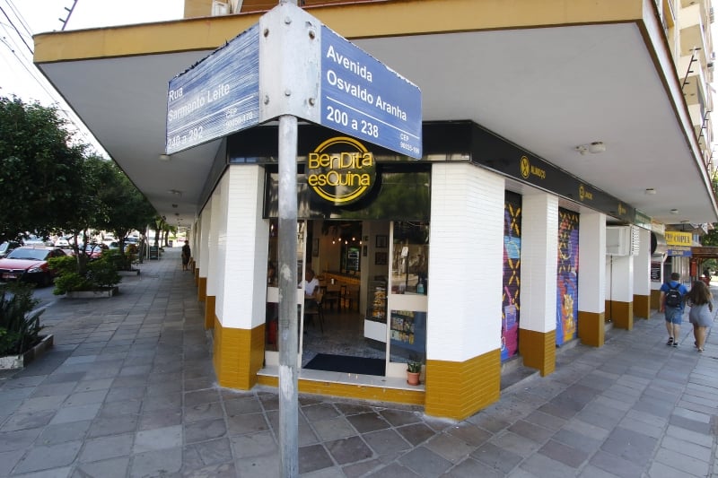 PG3

 - Bendita Esquina, antigo bar da Arquitetura da Ufrgs que se mudou para a "esquina maldita". Propriet&aacute;ria Maria Helena Ravasio