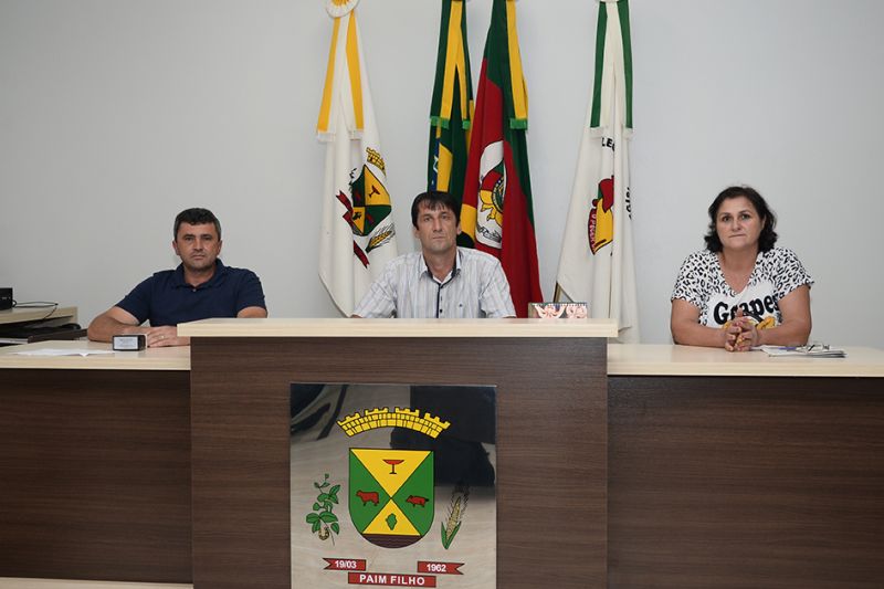 Após dois empates, Itamar Bettiolo (e) foi eleito presidente; oposição questiona pleito na Justiça