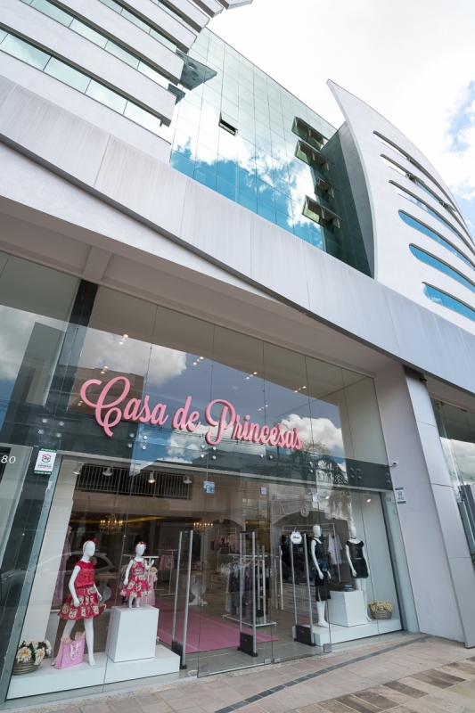 Loja trabalhar&aacute; exclusivamente com roupas com tem&aacute;ticas de princesas Foto: Reprodu&ccedil;&atilde;o/JC