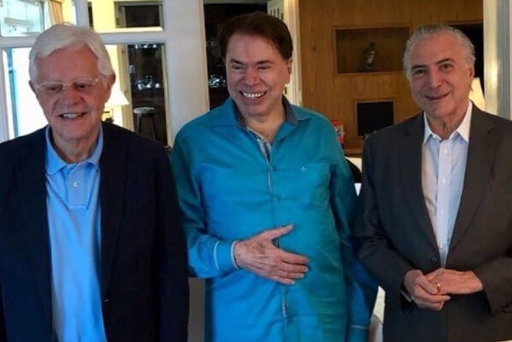 Franco, Silvio Santos e Temer posam sorridentes em foto na conta no Twitter