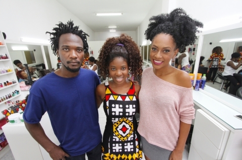 Elisa Ricardo Matheus, propriet�ria do sal�o Tran�as �frica 