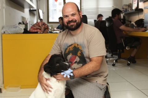 Rodrigo e Yoga, companheiro das jornadas di&aacute;rias