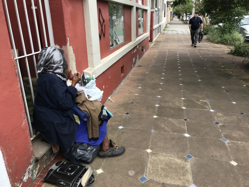 Moradora de rua que come lixo na rua Olavo Bilac, em Porto Alegre 