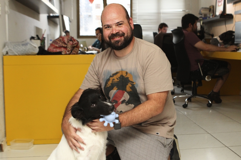 Rodrigo e Yoga, companheiro das jornadas di&aacute;rias Foto: LUIZA PRADO/JC