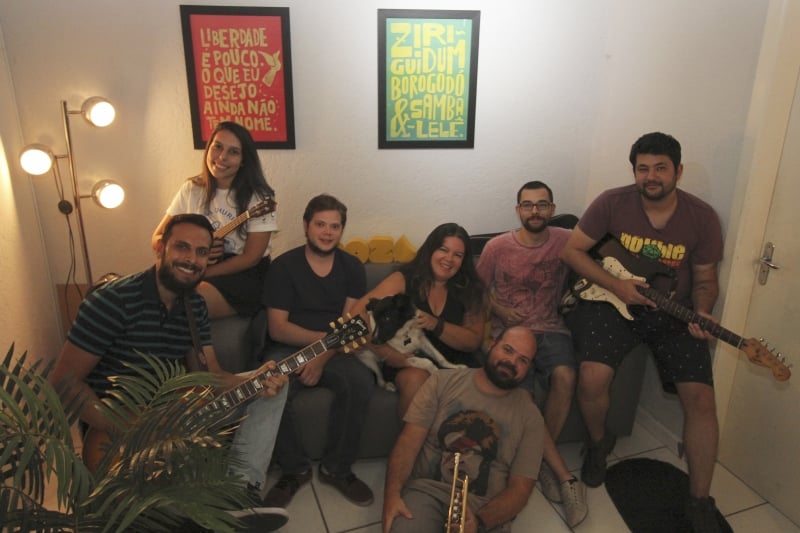 Rodrigo e funcionários da Noz com o mascote Yoga e instrumentos musicais Foto: LUIZA PRADO/JC