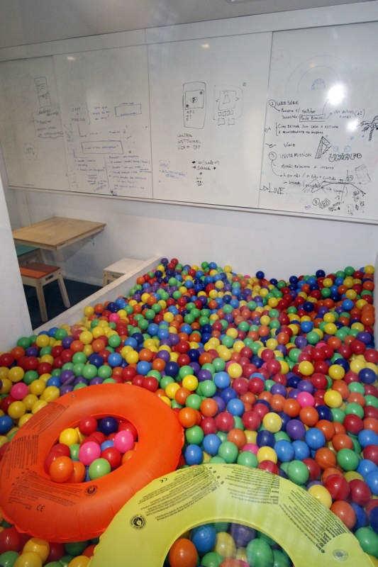 Quem visita o local se surpreende com a presen&ccedil;a da piscina de bolinhas  Foto: MARCELO G. RIBEIRO/JC