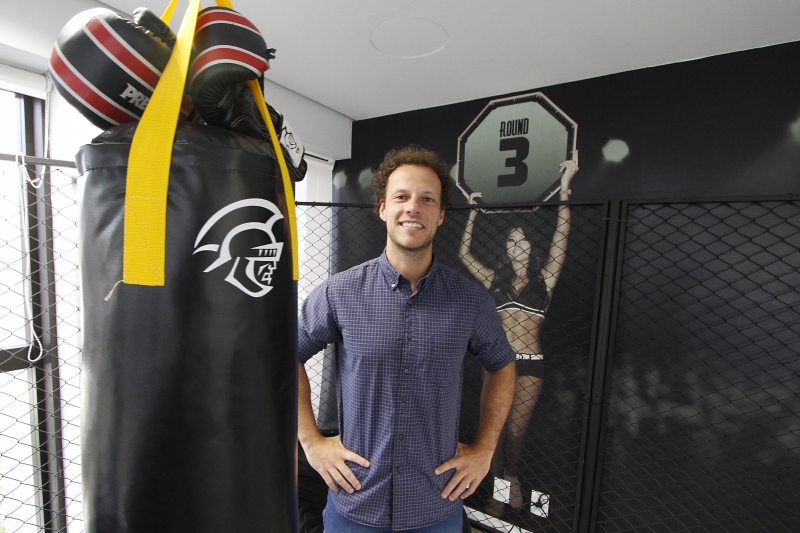 Al&iacute;vio do estresse: na empresa de Nicolas, uma das salas de reuni&otilde;es conta com um saco de pancadas Foto: MARCELO G. RIBEIRO/JC