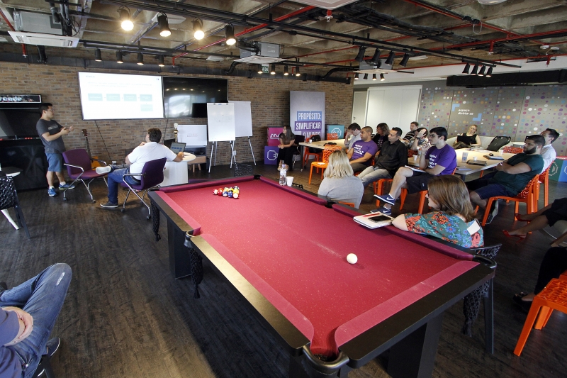 Colaboradores dizem que desempenham fun&ccedil;&otilde;es com mais bom humor agora Foto: MARCELO G. RIBEIRO/JC