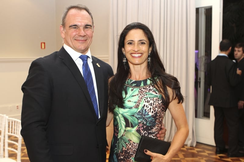Gustavo e Luana Caleffi na cerimônia que formalizou a reposse da diretoria
