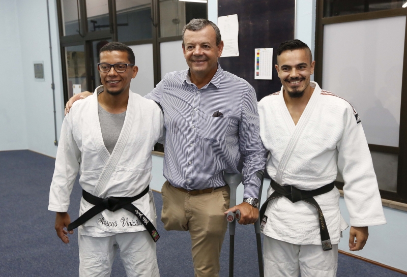 Lars Grael com os judocas Marcus Vinicius Santos e Alysson Costa