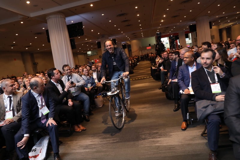 Curleigh entrou de bicicleta no centro de conferências para falar da evolução do jeans