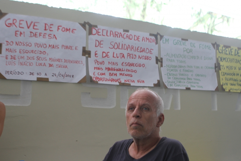 Homem faz greve de fome em defesa de Lula. Na foto: Richard Faulhabee