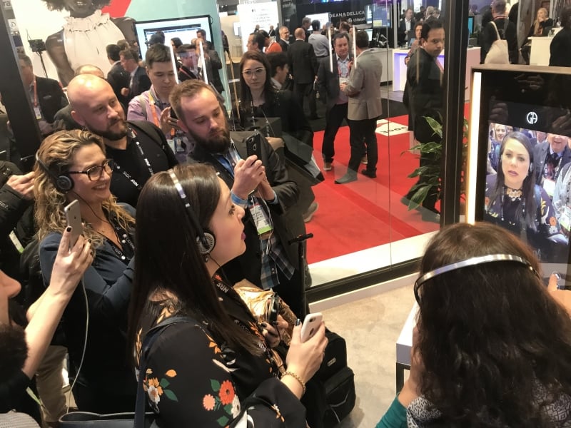 Comitiva conferiu o espelho virtual no estande da Intel com aplicações para setor de beleza