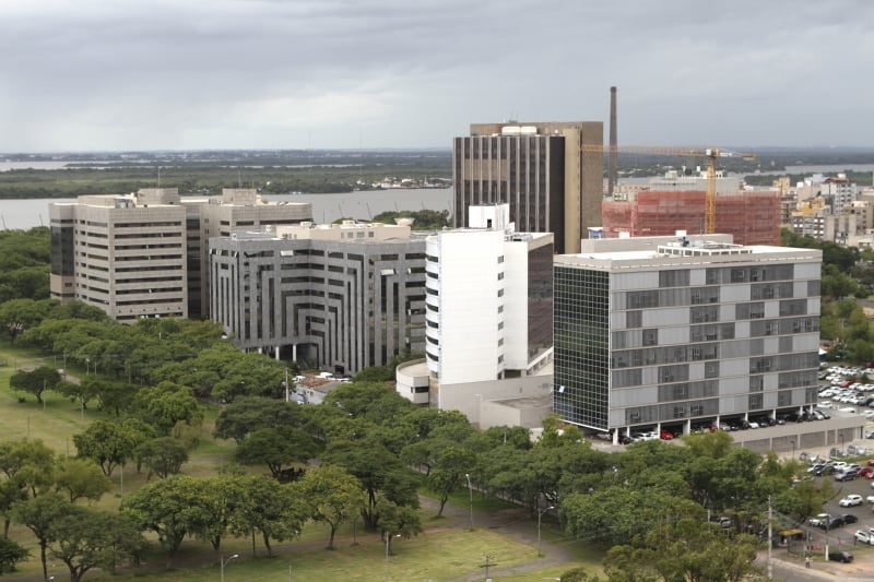 Seis dos dez hotéis consultados nas proximidades do tribunal estavam lotados