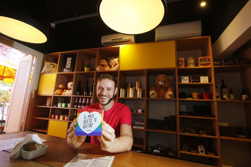 Tiago, dono do Charlie Brownie, diz que seu empreendimento é um ambiente de proteção e tolerância Foto: FREDY VIEIRA/JC