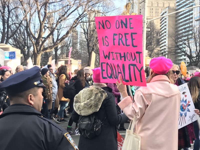 Manifestantes lotam ruas pedindo igualdade e com críticas a Trump
