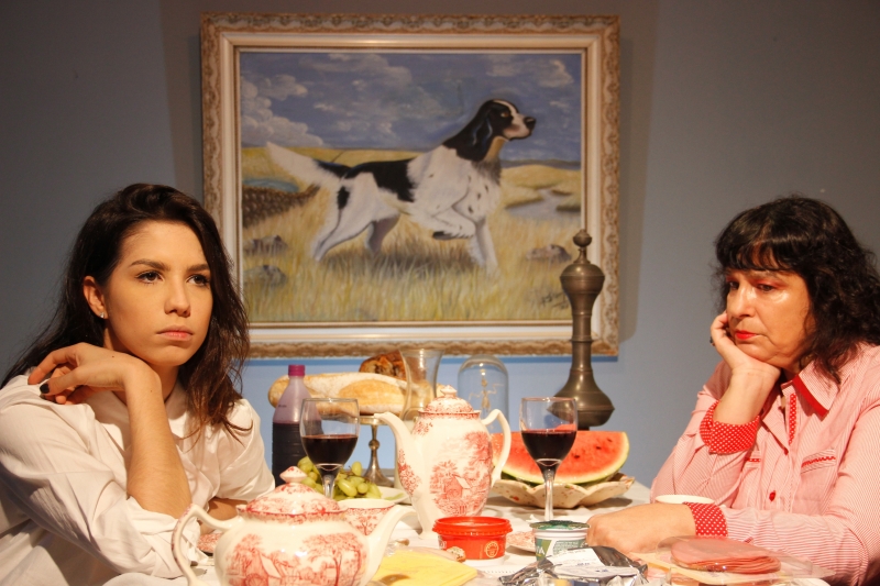 Catharina Conte e Nora Prado vivem filha e mãe em Latidos, espetáculo inédito de Julio Conte