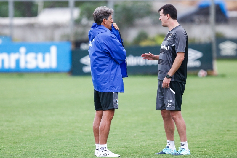 Portaluppi e Bueno conversaram durante o treino no CT Luiz Carvalho