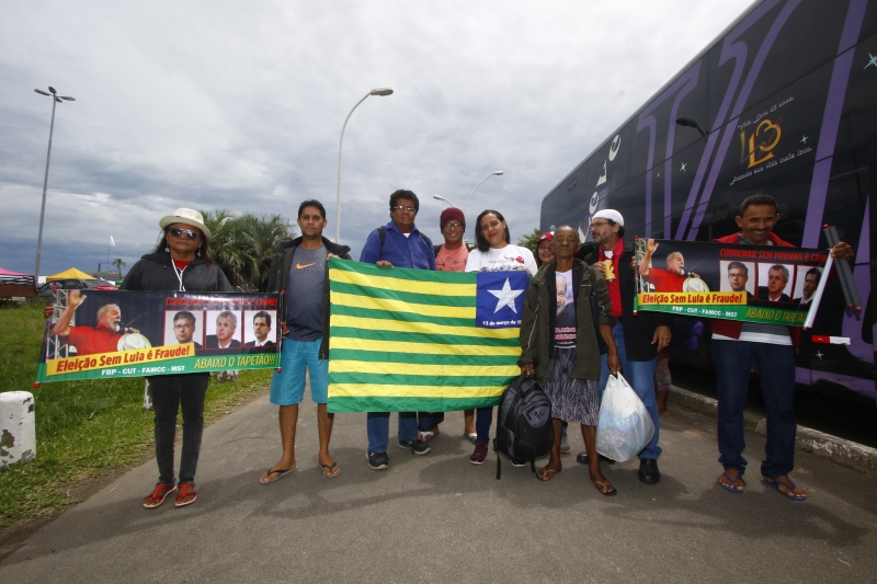 Grupo de 48 pessoas levou três dias viajando de ônibus de Teresina, na capital do Piauí