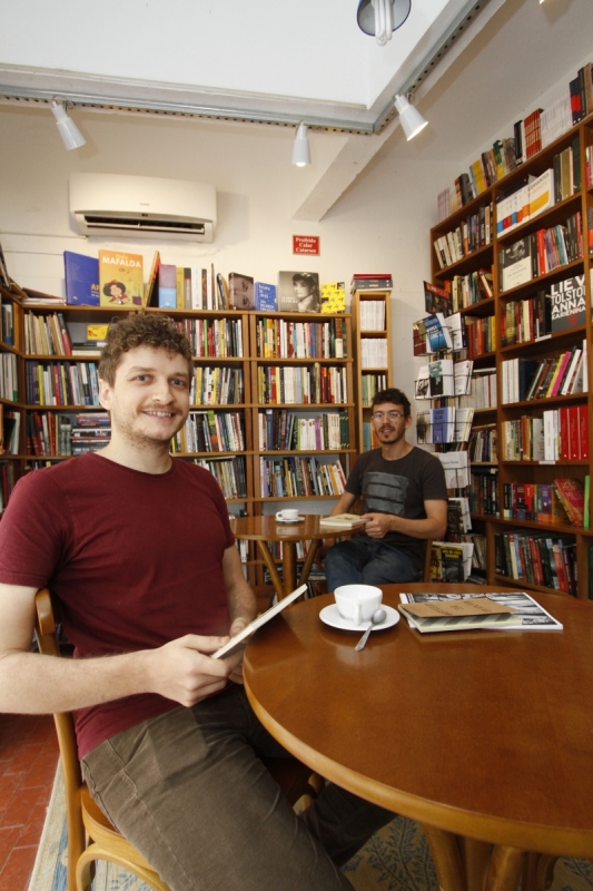 GE
Entrevista com Andr&eacute; Gunther e Ederson Lopes (de &oacute;culos), s&oacute;cios da Livraria Taverna, para pauta sobre neg&oacute;cios independentes do Gera&ccedil;&atilde;oE.  Foto: MARCELO G. RIBEIRO/JC