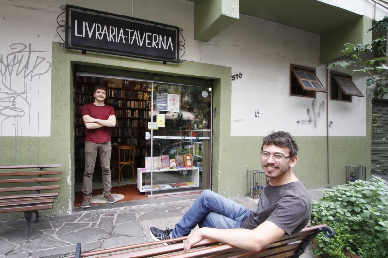 GE
Entrevista com Andr&eacute; Gunther e Ederson Lopes (de &oacute;culos), s&oacute;cios da Livraria Taverna, para pauta sobre neg&oacute;cios independentes do Gera&ccedil;&atilde;oE.  Foto: MARCELO G. RIBEIRO/JC