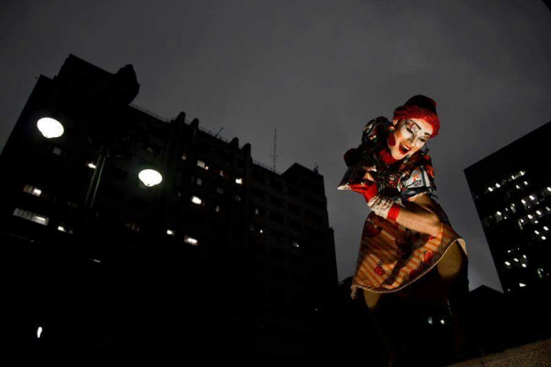 Na primeira edição, Márcio Bueno Dias apresenta o espetáculo Escândalo