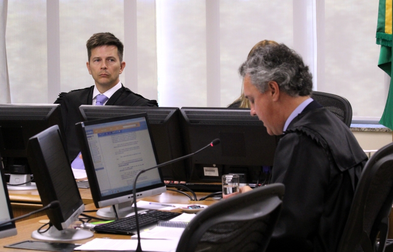 Com voto de Paulsen (e), são dois votos pela manutenção da condenação do ex-presidente