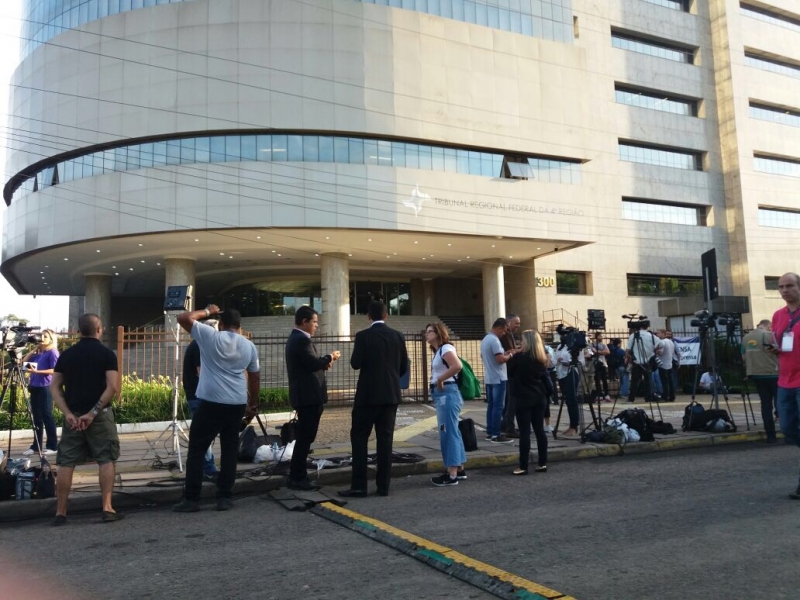 Na frente do tribunal, imprensa acompanha todos os movimentos da sessão em Porto Alegre