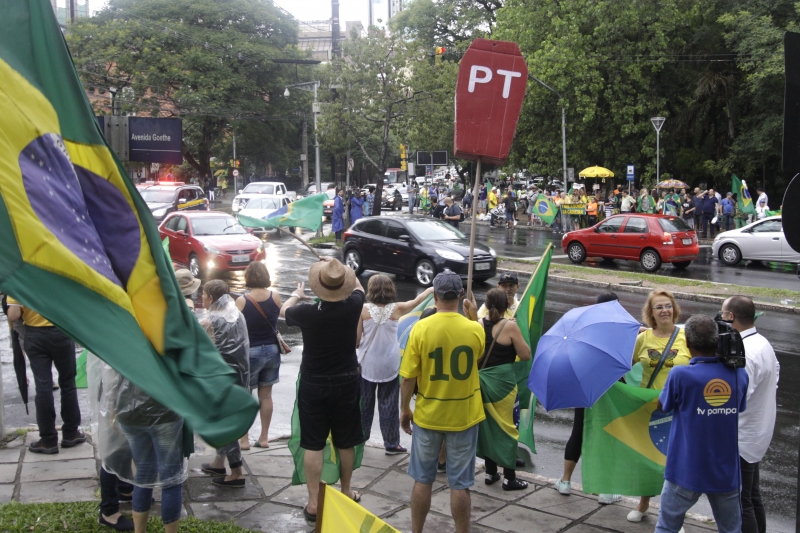 De verde e amarelo, manifestantes se reuniram no Parcão