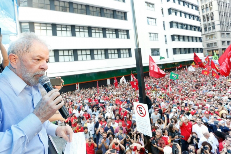 Em ato em Porto Alegre, Lula contou com a presença de integrantes dos partidos como PCdoB