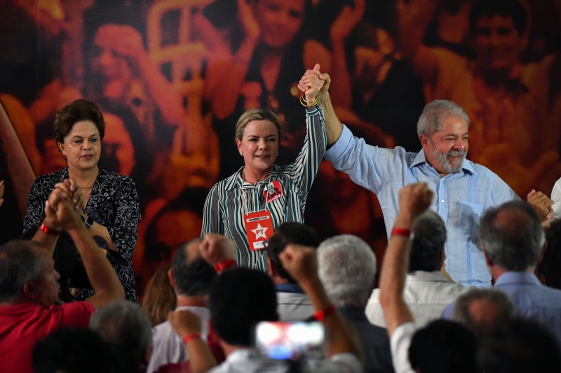 Anúncio foi feito na presença de Dilma Rousseff e Gleisi Hoffmann, presidente do partido