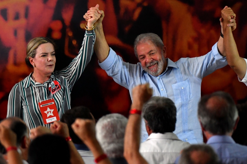 Senadora Gleisi Hoffmann (d) disse que eleição será ilegítima sem a candidatura de Lula