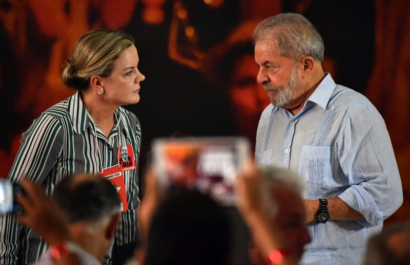 Gleisi Hoffmann recebeu demanda dos líderes dos movimentos sociais para equipe de transição de Lula