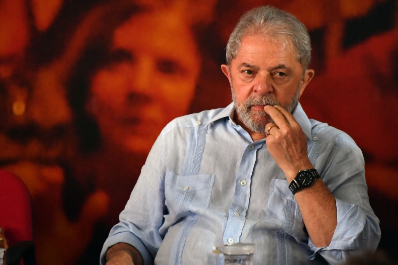Defesa de Lula diz que recolhimento do passaporte fere o direito de ir e vir do ex-presidente