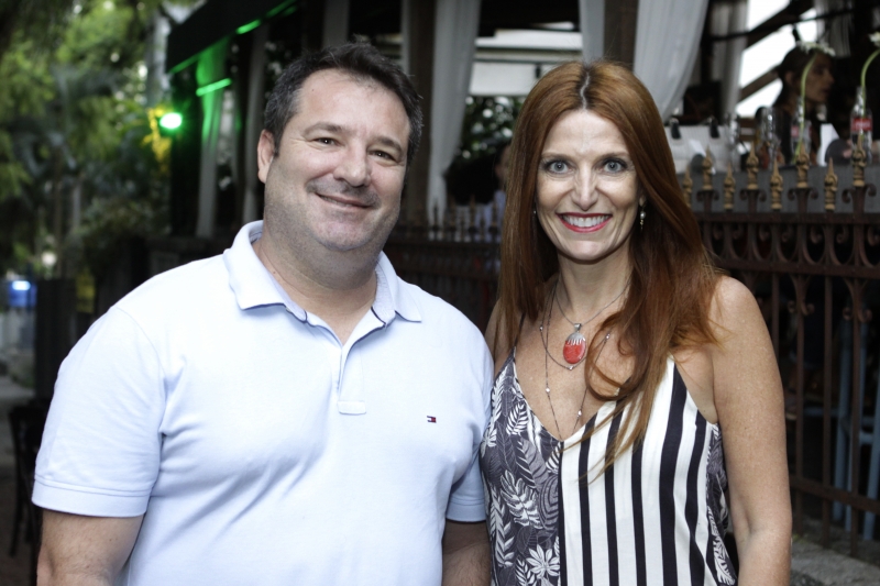 Ricardo Pires e Cláudia Lewinsohn no deck do Peppo Cucina
