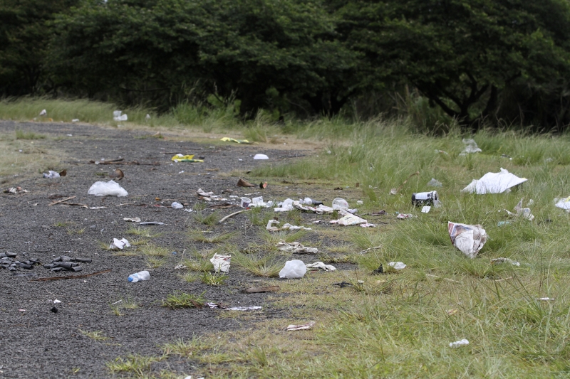 Na tarde desta quinta, ainda havia resíduos sólidos espalhados pelo local que abrigou militantes