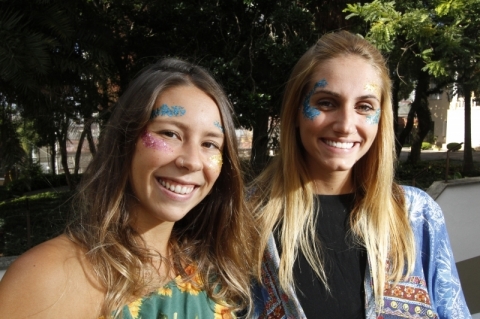 Elisa Ilha (E) e Ingrid Sant'Anna s�o idealizadoras da Viva Purpurina